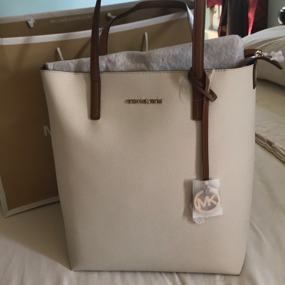 MK purse NWT 💯authentic - Picture 1 of 3